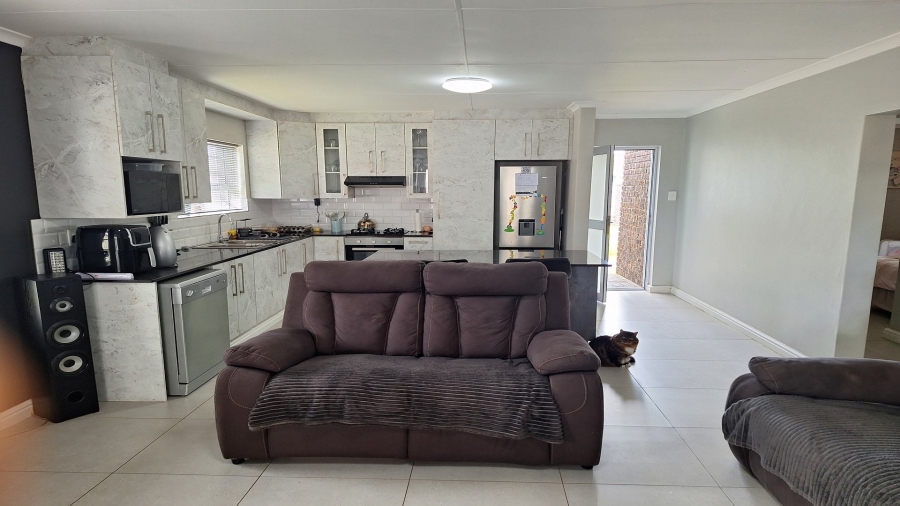 3 Bedroom Property for Sale in Overbaakens Eastern Cape